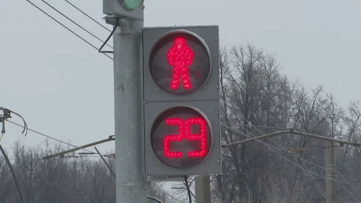 Светофор с таймером у пешеходного перехода в Нижнекамске