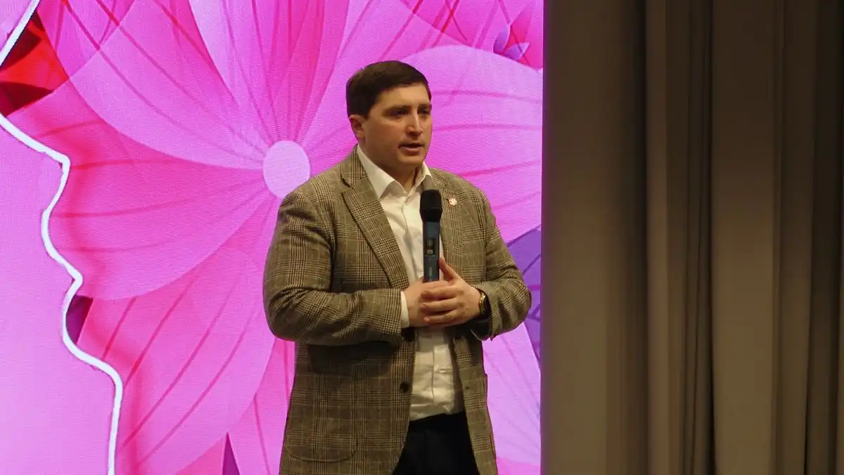 Радмир Беляев с микрофоном