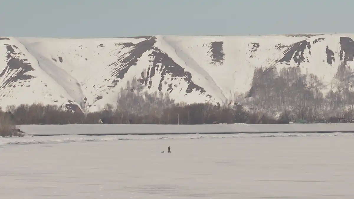 Река Кама около Нижнекамска в марте