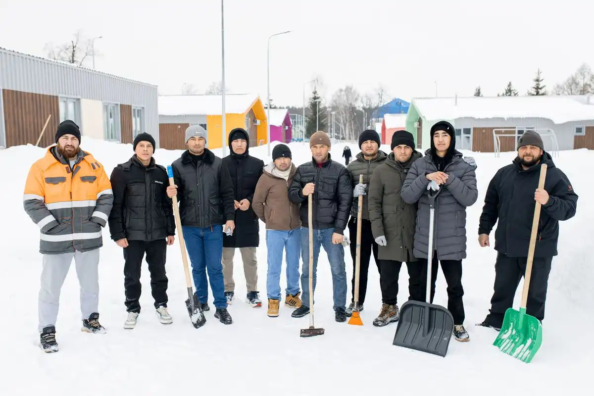 Рабочие подрядной организации «Ямата» чистят снег на базе «Алмаш»