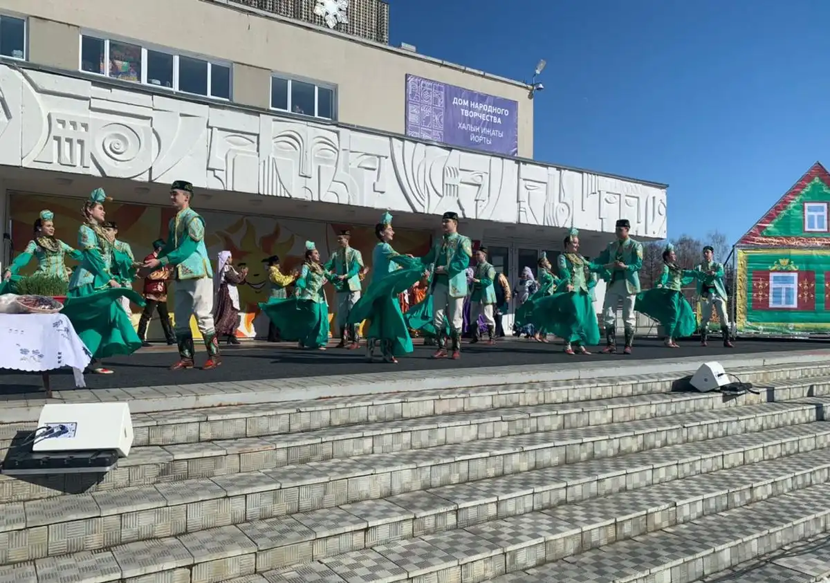 танец на празднике Навруз в Нижнекамске