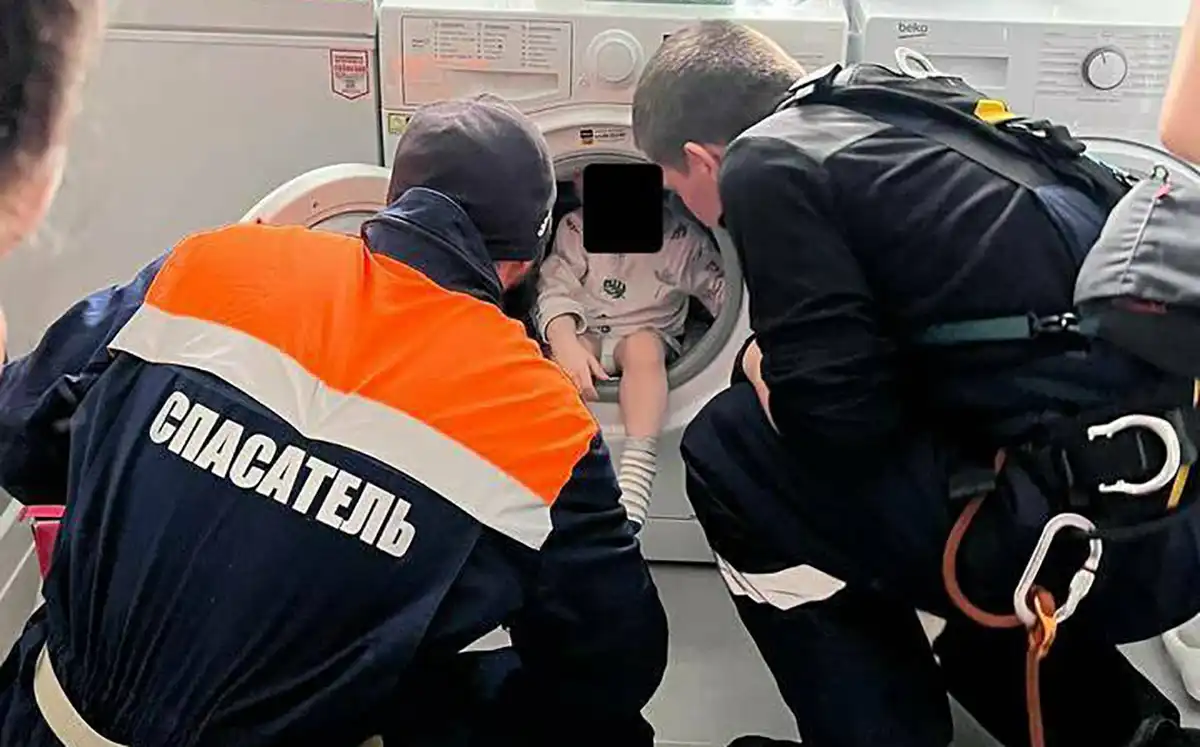 Ребенок застрял в стиральной машине
