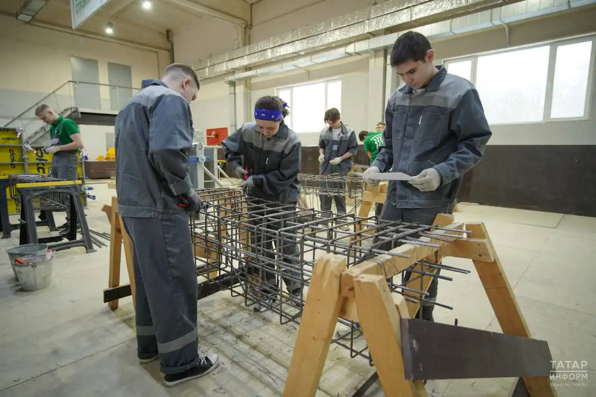 молодые рабочие