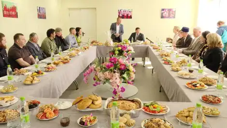 Мэр Нижнекамска встретился с представителями национальных обществ города - телеканал НТР 24