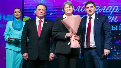 Сотруднице нижнекамского лицея, пострадавшей от рук школьника, вручили медаль - телеканал НТР 24