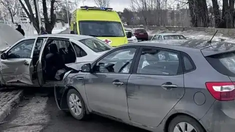 Не пропустил КИА на главной: двое попали в больницу после ДТП на Красном Ключе - телеканал НТР 24