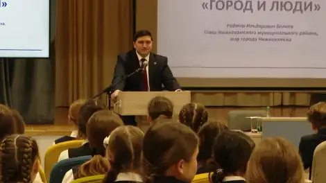 Мэр Нижнекамска провёл парламентский урок в лицее № 37 - телеканал НТР 24