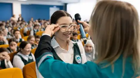 «Волшебные очки» и вторая жизнь пластика: «Нижнекамскнефтехим» провел масштабный экоурок для 200 гимназистов - телеканал НТР 24