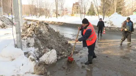 Нижнекамск против луж: в городе усилили расчистку ливнёвок и вывоз снега на проблемных участках - телеканал НТР 24