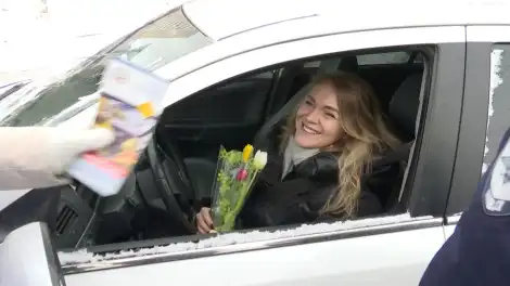 В Нижнекамске автоинспекторы поздравили женщин-водителей с наступающим 8 Марта - телеканал НТР 24