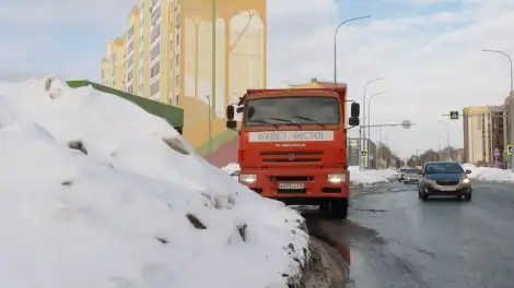 В Нижнекамске ликвидируют скопившиеся у заездов, переходов и остановок сугробы - телеканал НТР 24