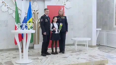 Тюльпаны, подарки и первый документ: в Нижнекамске поздравили юных получательниц паспортов - телеканал НТР 24