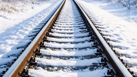 На ж/д переезде в Татарстане поезд врезался в выехавший на пути автомобиль - телеканал НТР 24