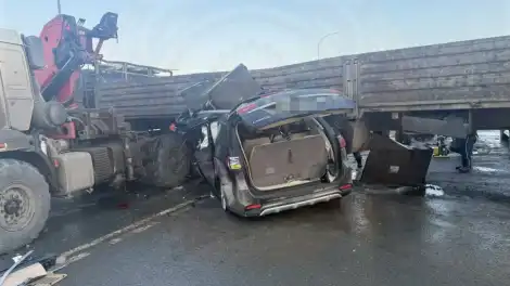 Два человека погибло при столкновении минивэна и грузовика в Альметьевском районе - телеканал НТР 24