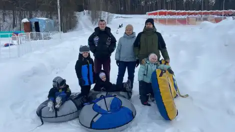 В Нижнекамске предприниматель организовал бесплатное катание на тюбингах для семей участников СВО - телеканал НТР 24