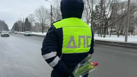 Женщин-водителей Нижнекамска ждет сюрприз в преддверии 8 Марта от сотрудников ГАИ - телеканал НТР 24