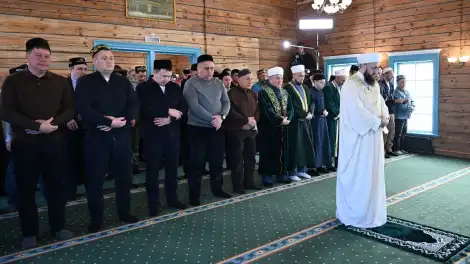 Раис Татарстана встретил Ураза-байрам в отреставрированной мечети села Айбаш - телеканал НТР 24