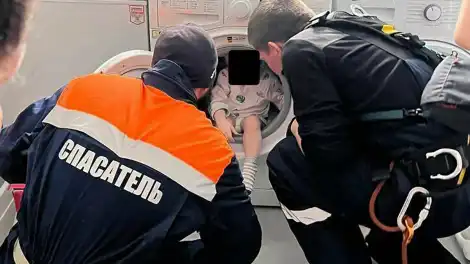 Двухлетний ребенок застрял в стиральной машине в Казани — его доставали спасатели - телеканал НТР 24