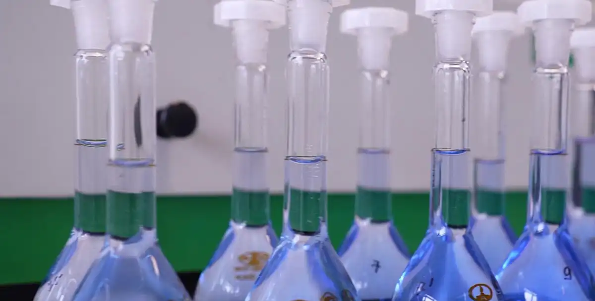 Колбы с химическими реактивами на конкурсе СИБУРа