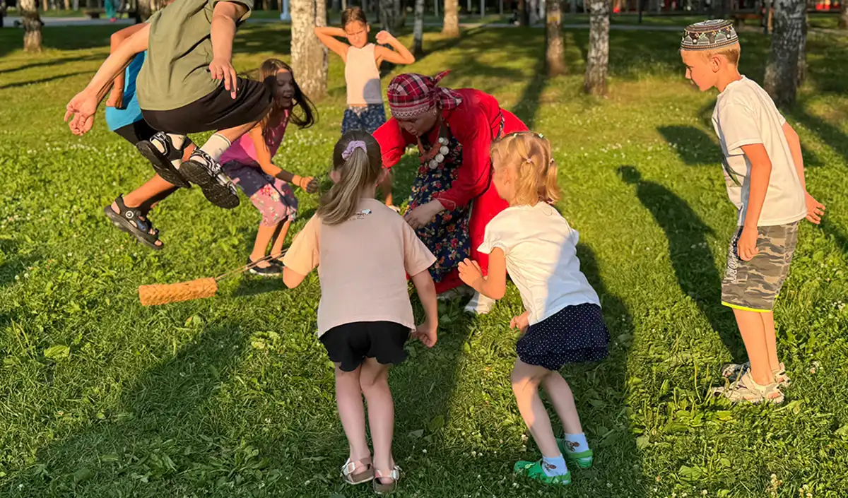 Дети во время каникул играют в парке Нижнекамска