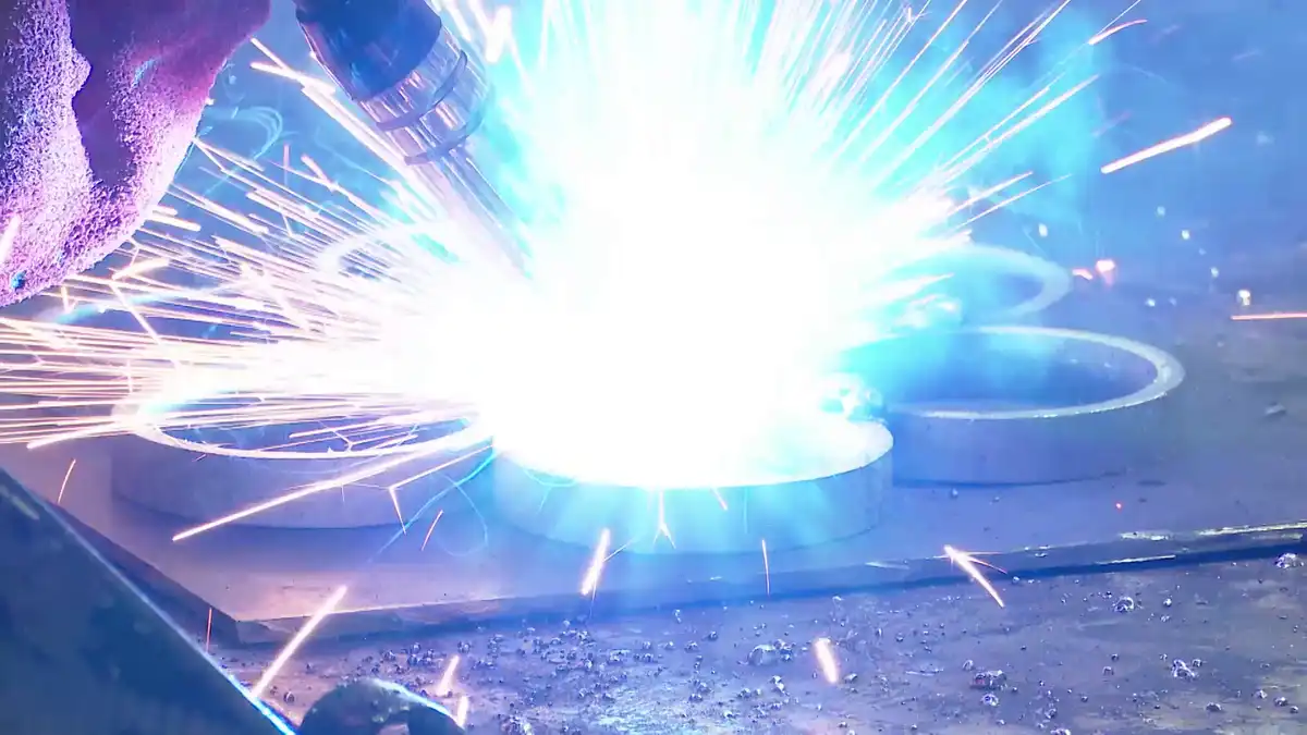 сварка сварщик деталь работа производство предприятие