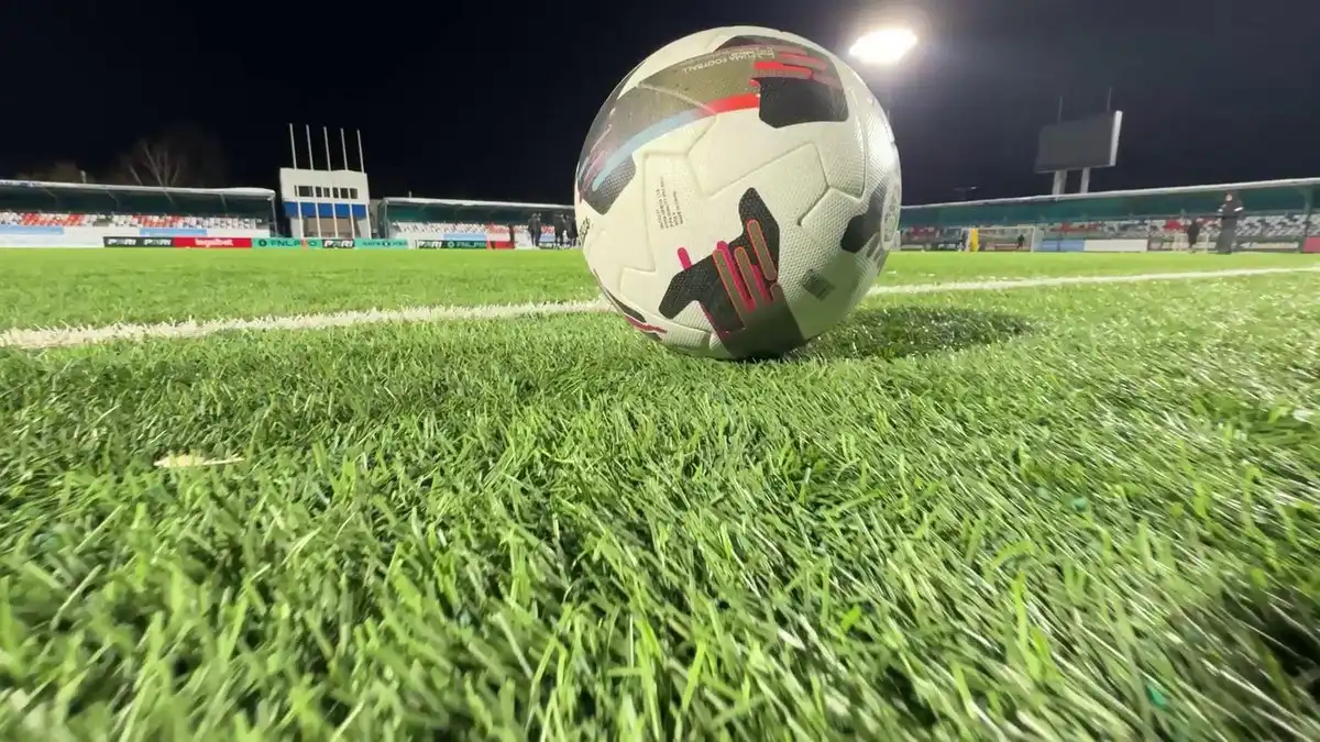 Футбольный мяч лежит на траве футбольного поля