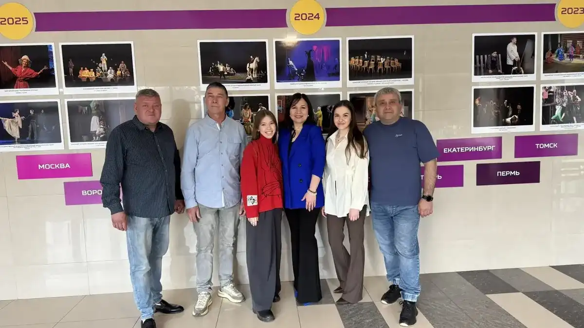 общее фото людей в стенах кинотеатра