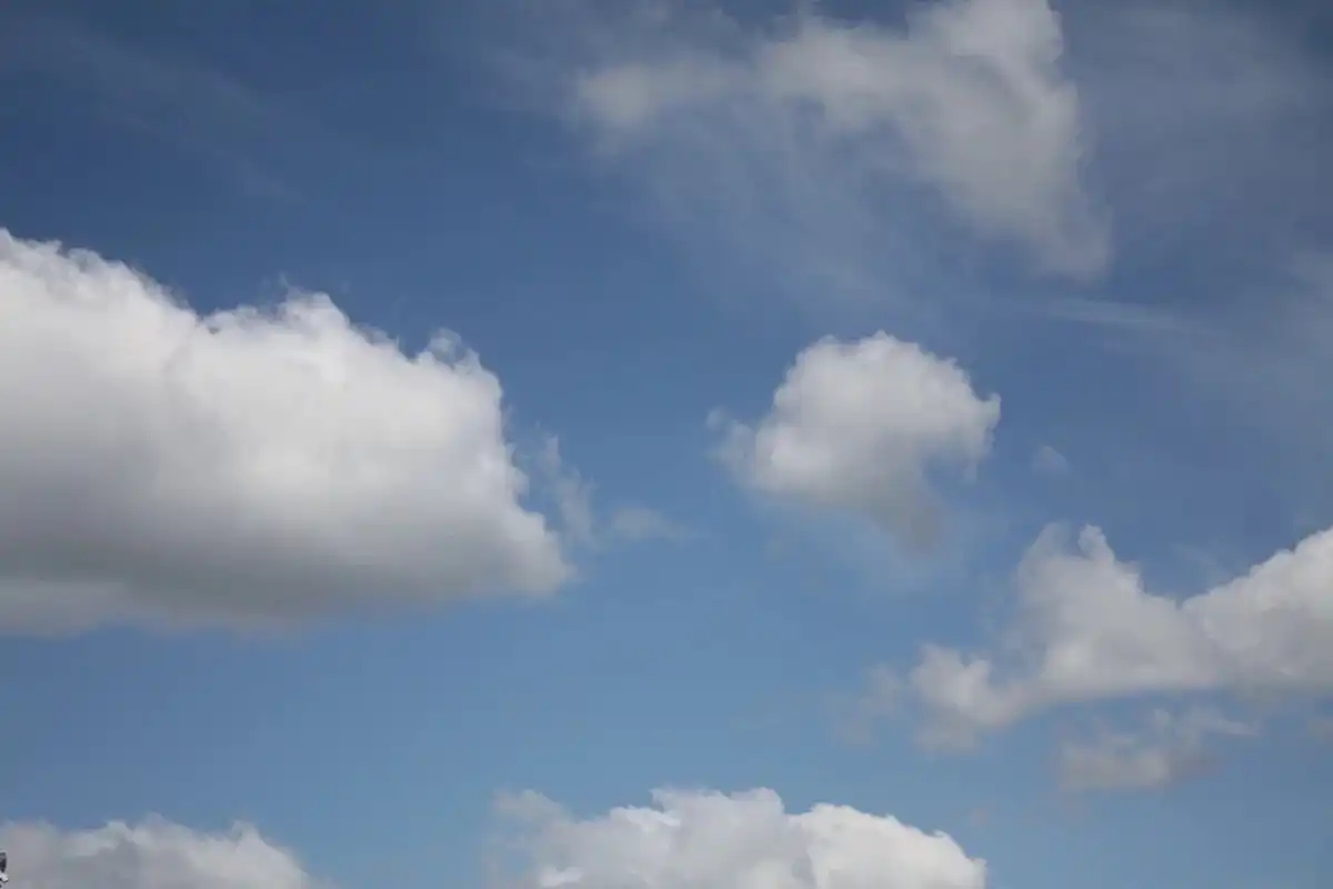 По небу плывут облака