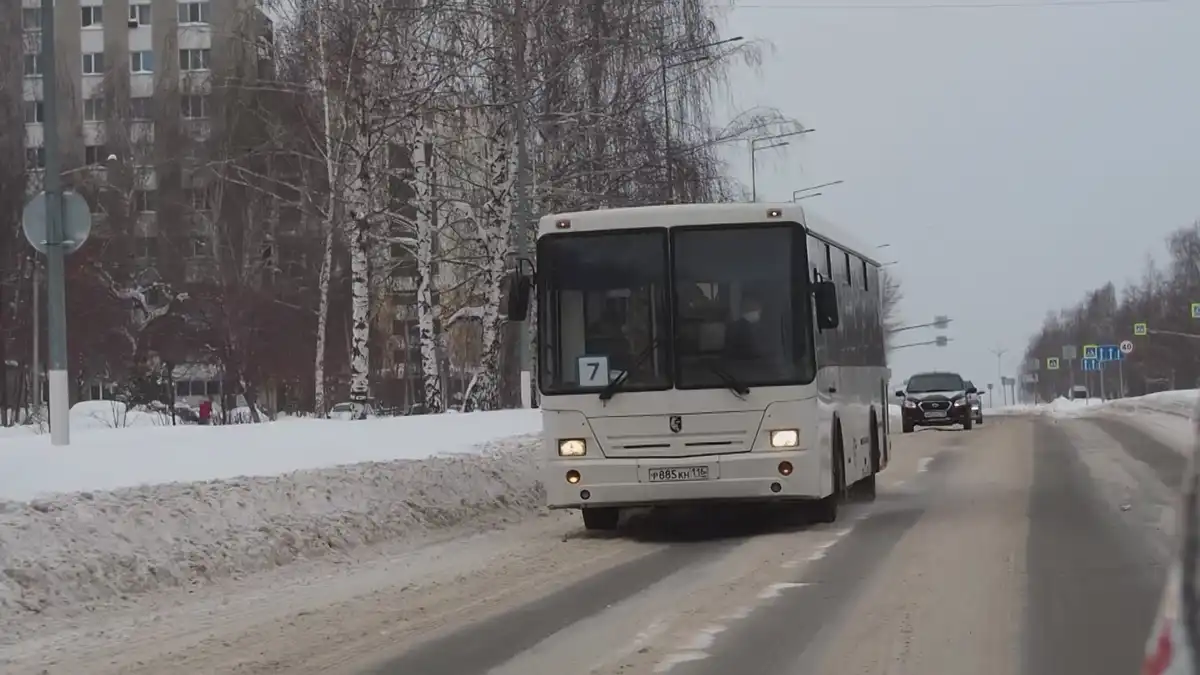 вахтовый автобус едет по улице города