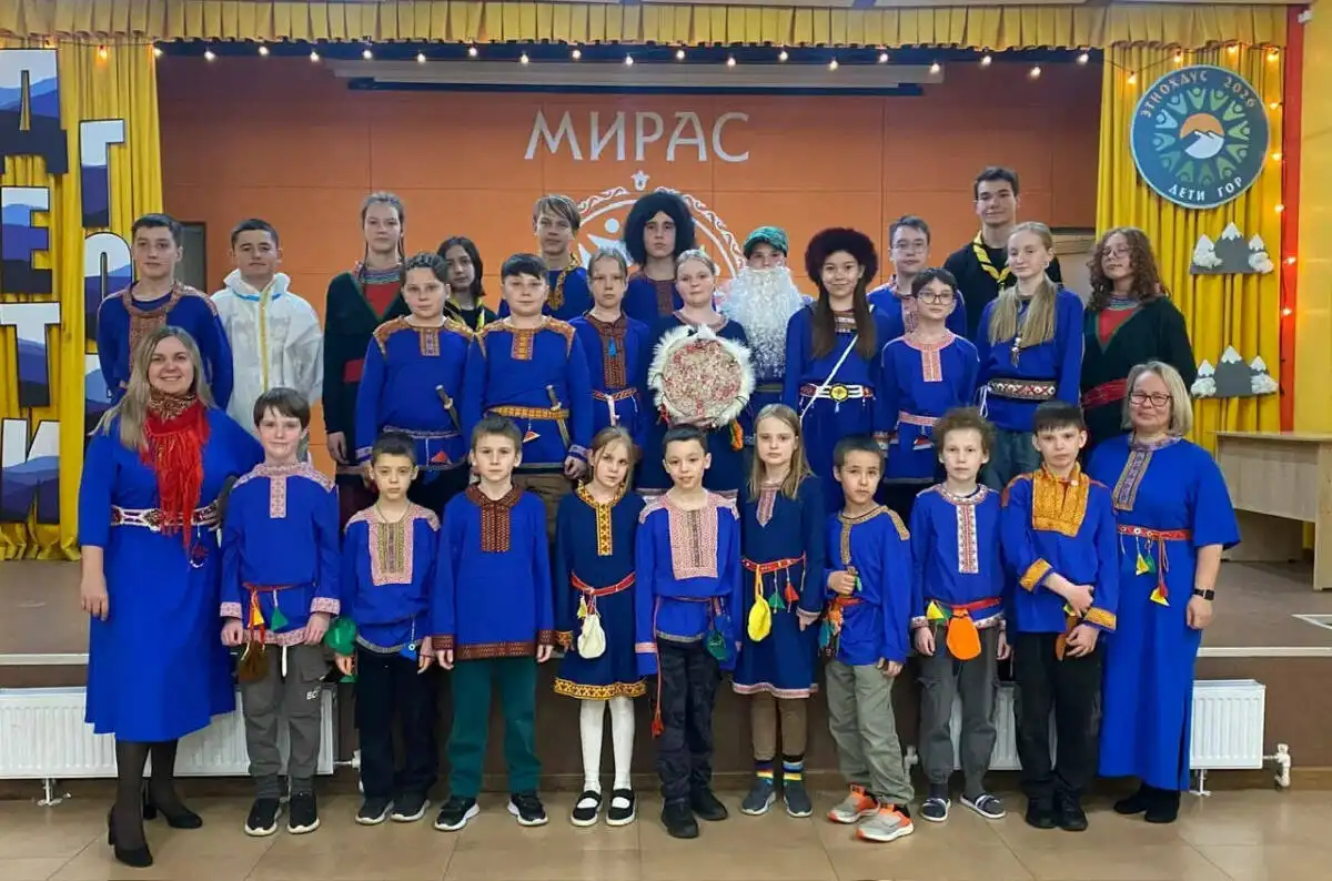 дети в костюмах общее фото в лагере