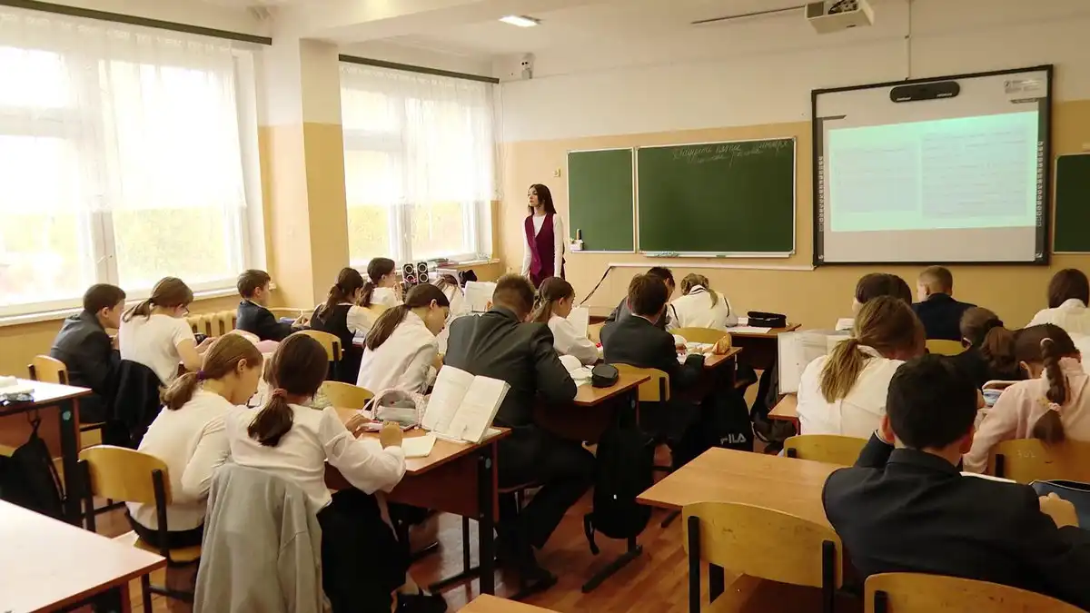 школа класс кабинет ученики сидят на уроке