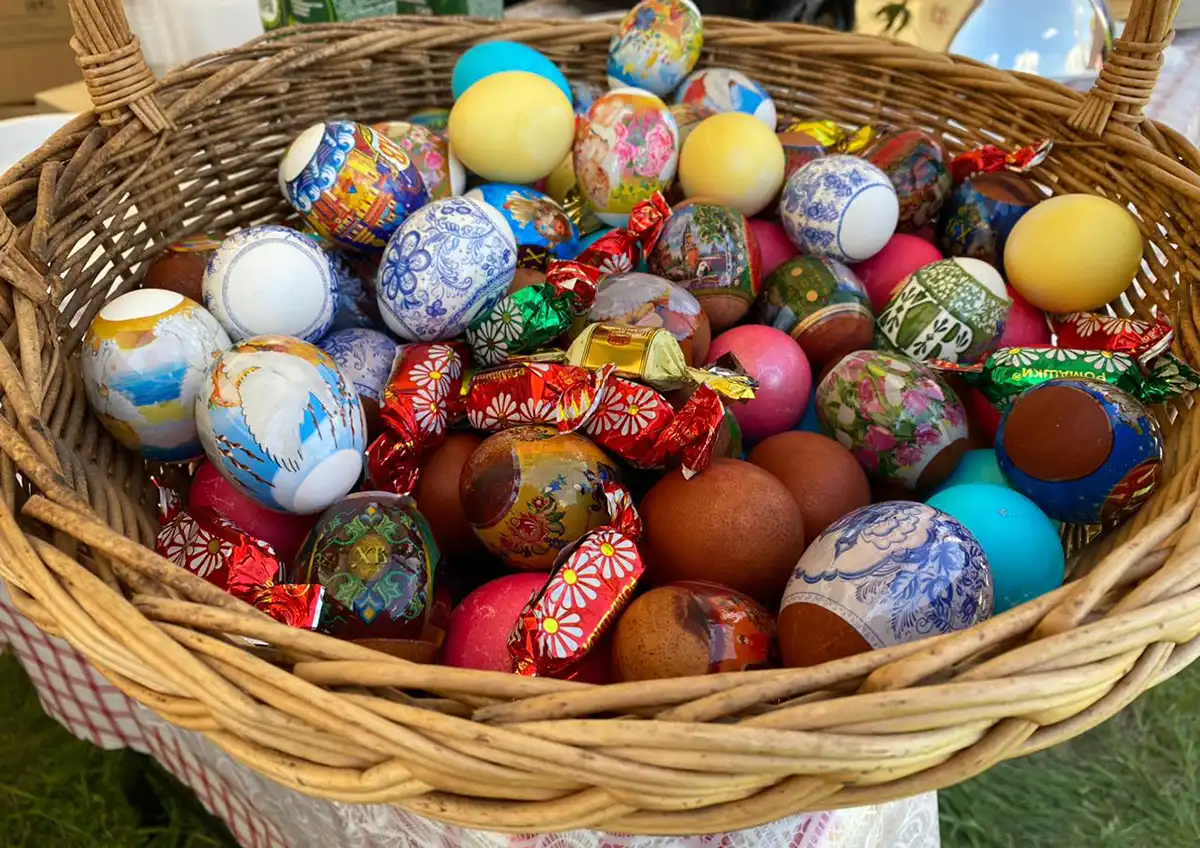 пасха корзина крашенных яиц конфеты