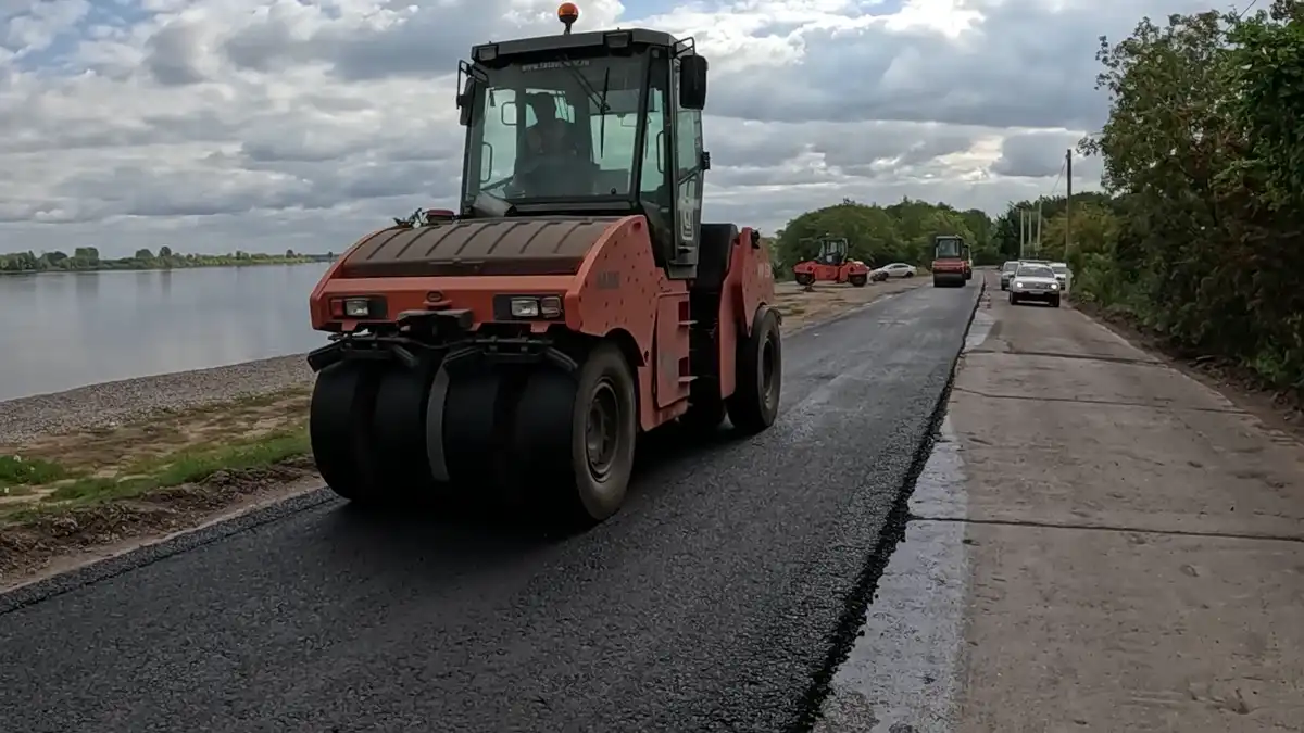 Ремонт дороги на дамбе в Нижнекамске