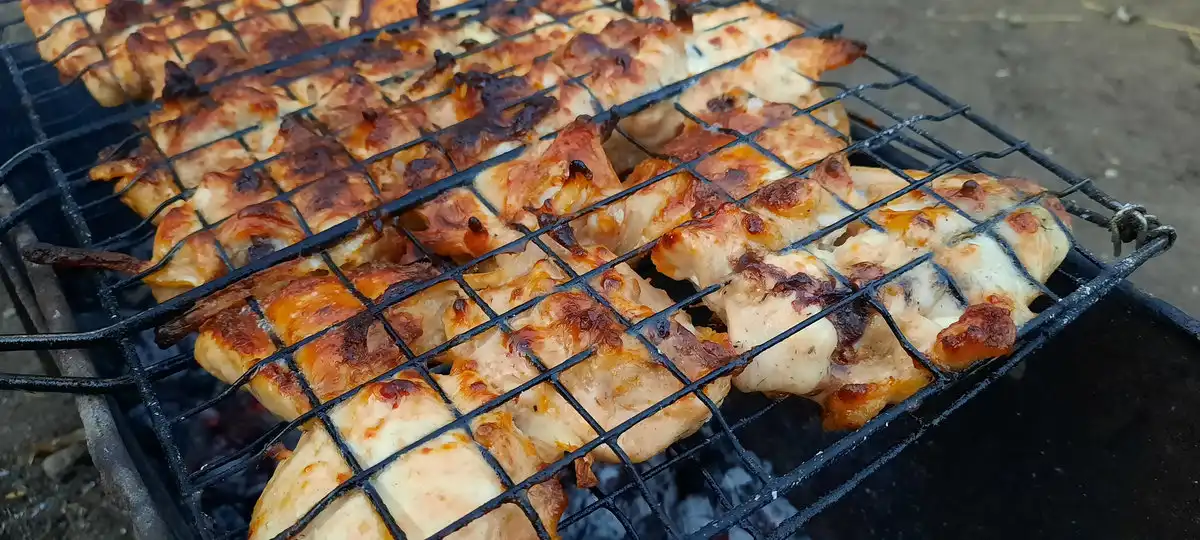 шашлык на решетке жарят