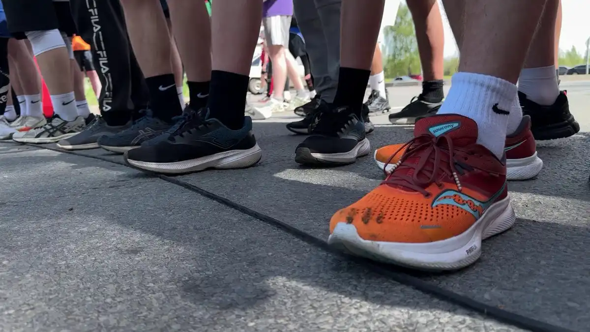 нога в кроссовках на линии старта