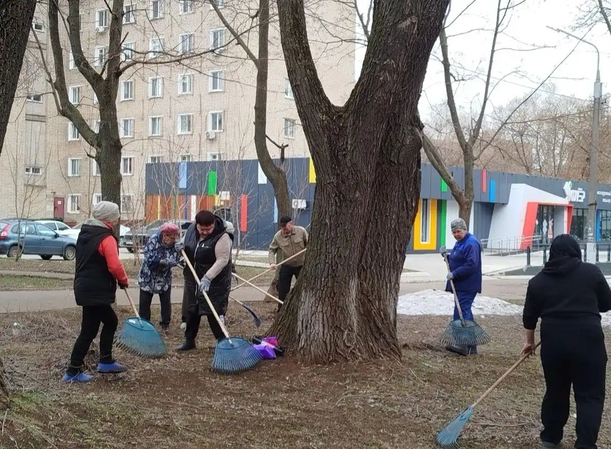Жители 8-го микрорайона Нижнекамска на субботнике