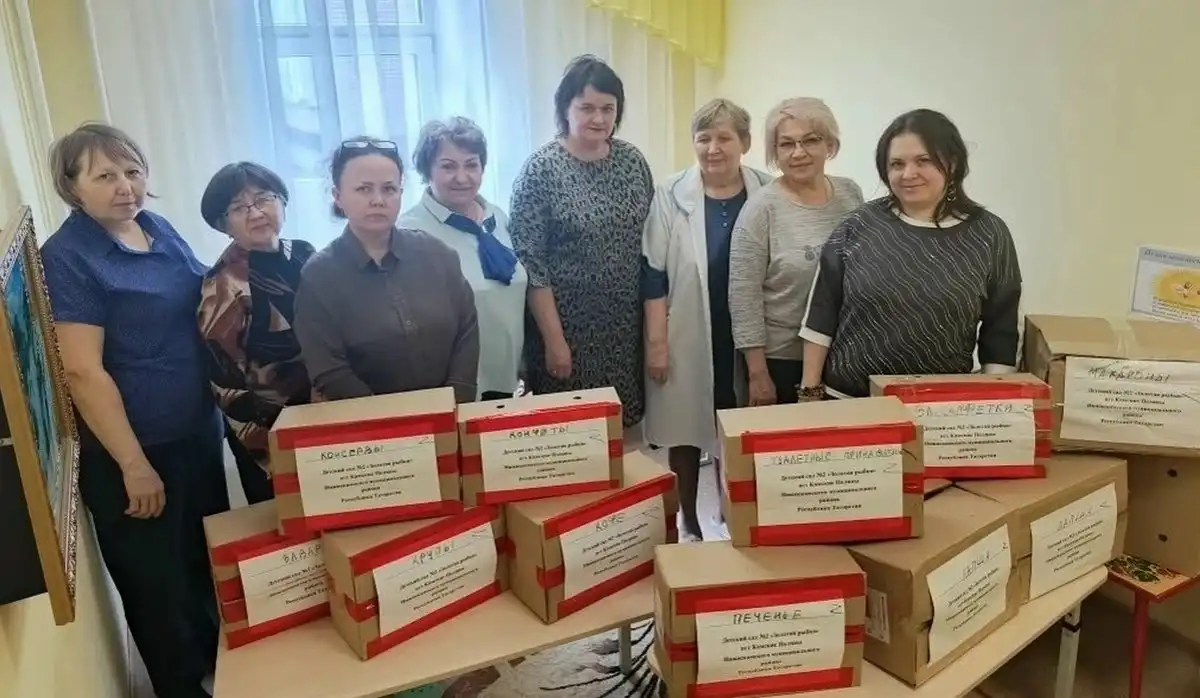 женщины стоят с посылками