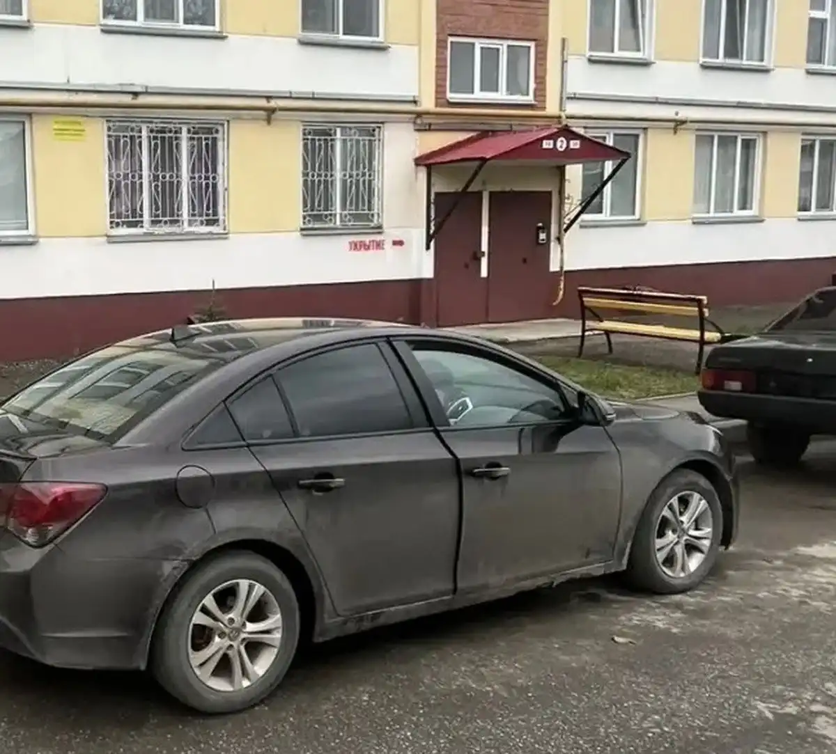 Шевроле во дворе дома в Нижнекамске