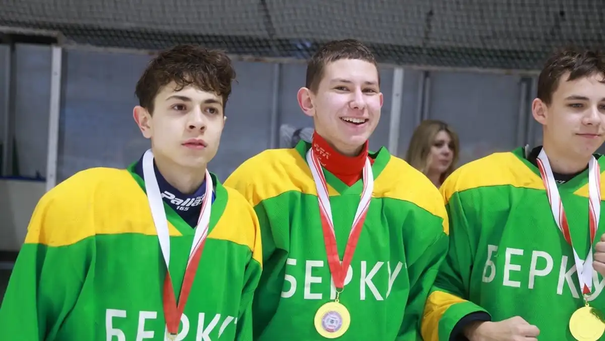 Подростки в хоккейной форме награждены золотыми медалями