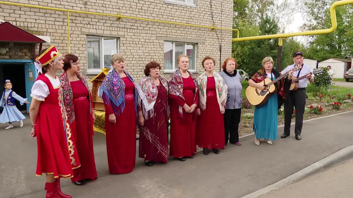 ансамбль пенсионерок женщины поют на улице