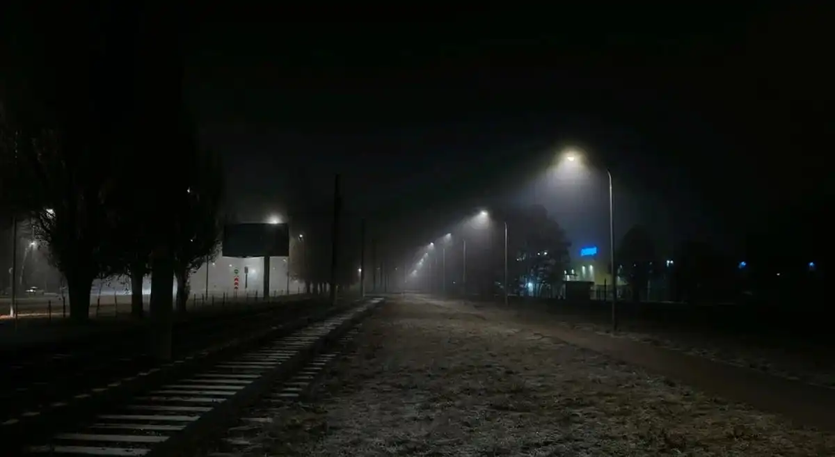 Ночь, фонари, трамвайные пути, подмёрзшая трава