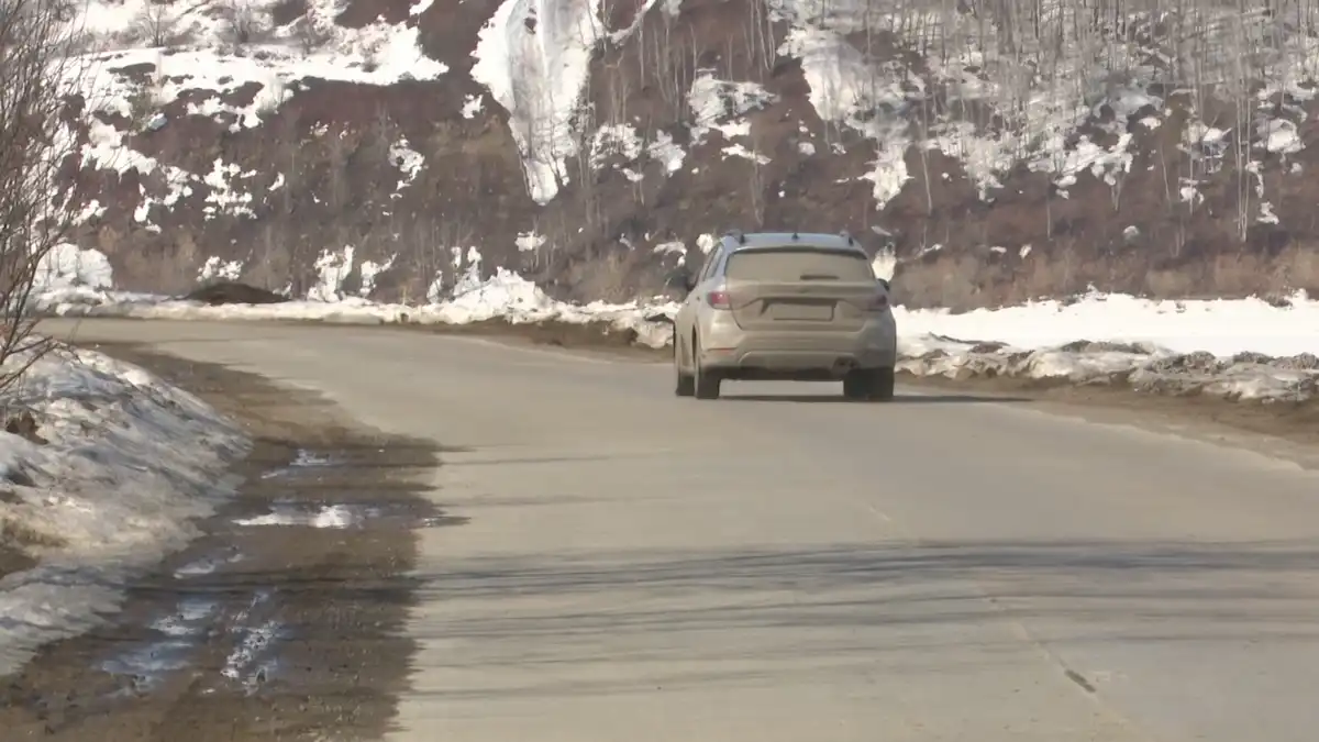 машина едет по дороге дамба кама