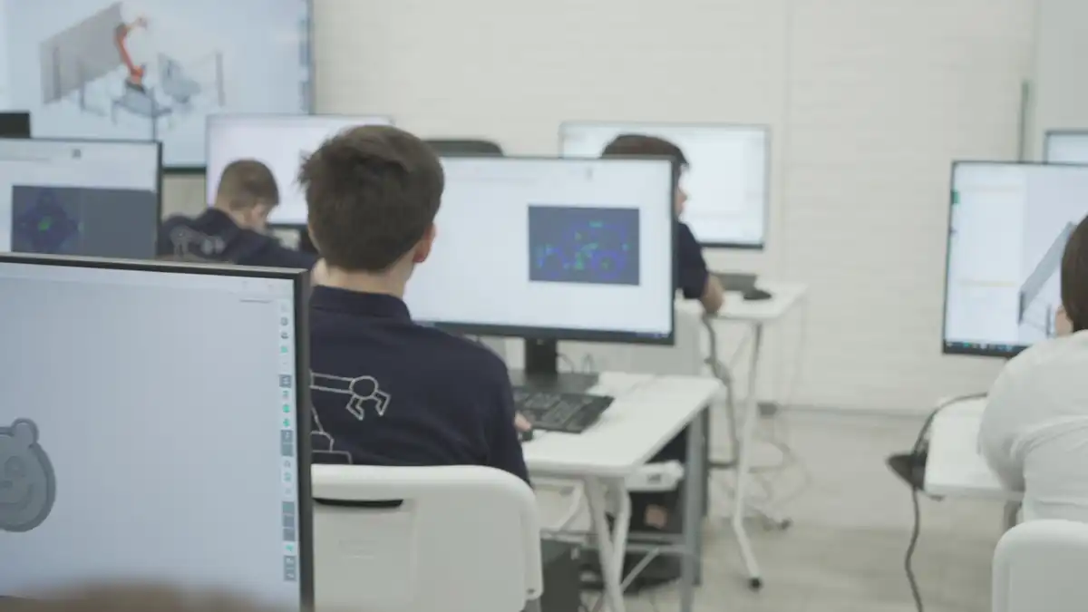 Студенты сидят в кабинете перед компьютерами