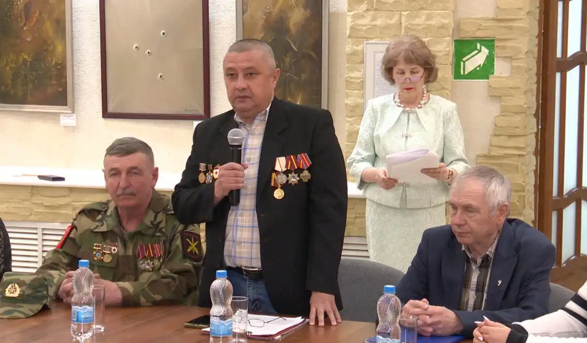 Мужчина говорит в микрофон