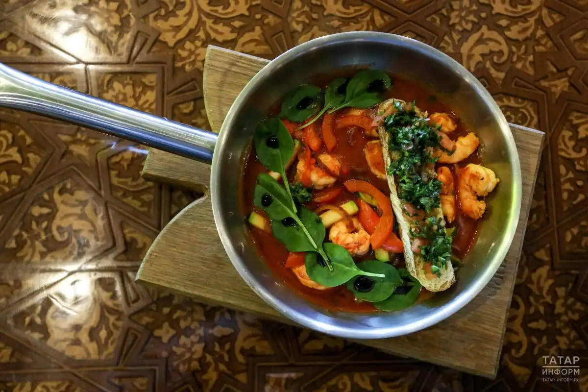 Свежие овощи готовятся на сковороде