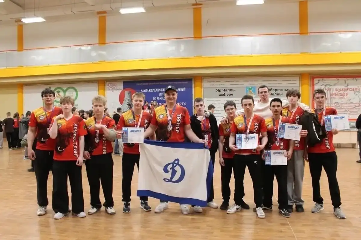 спортсмены стоят с наградами