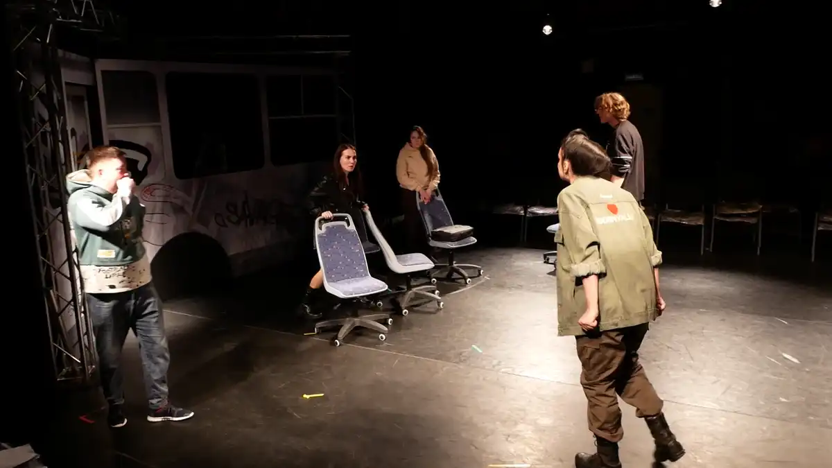 Репетиция актёров на сцене театра