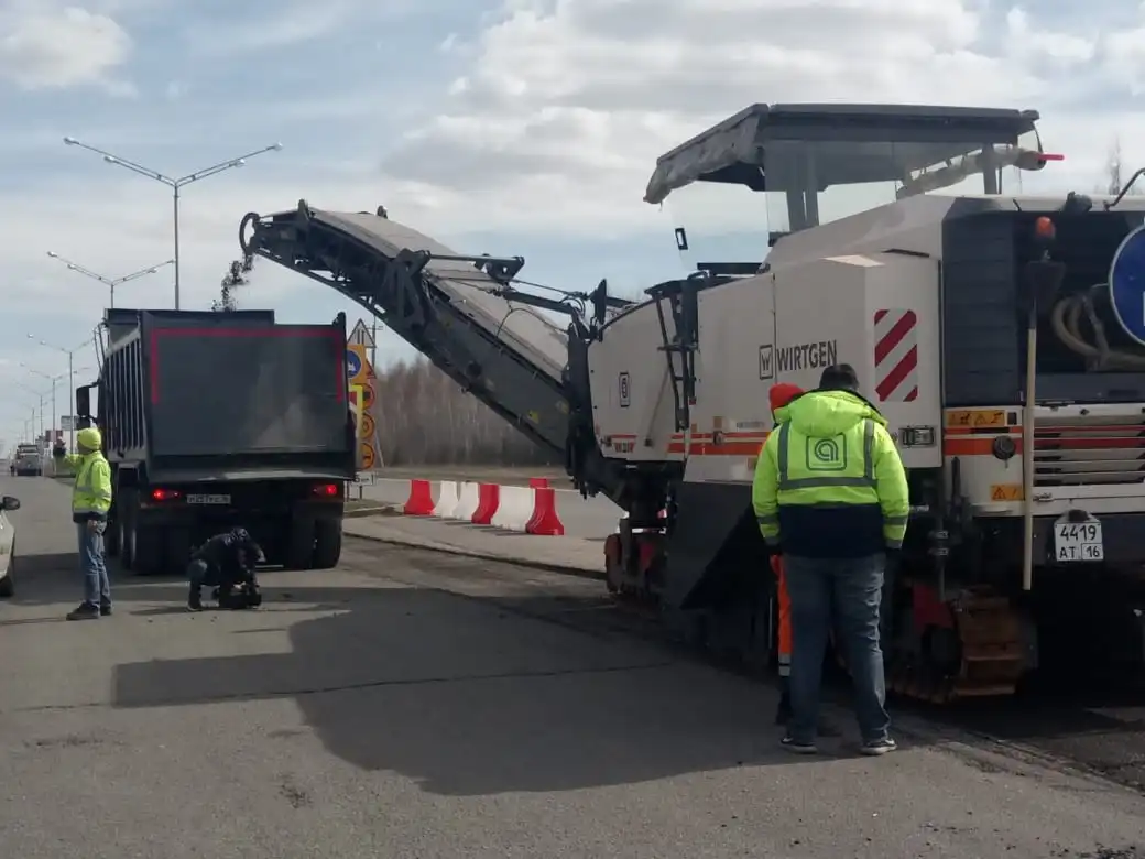 дорожник ремонтируют дорогу