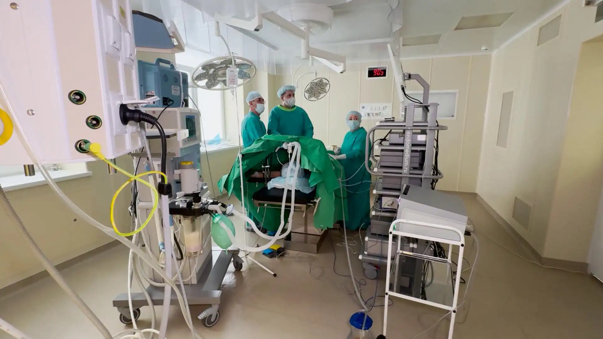 Врачи проводят операцию