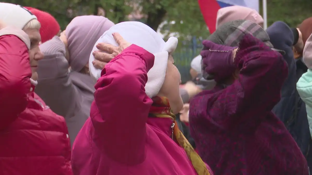 пенсионеры делают зарядку